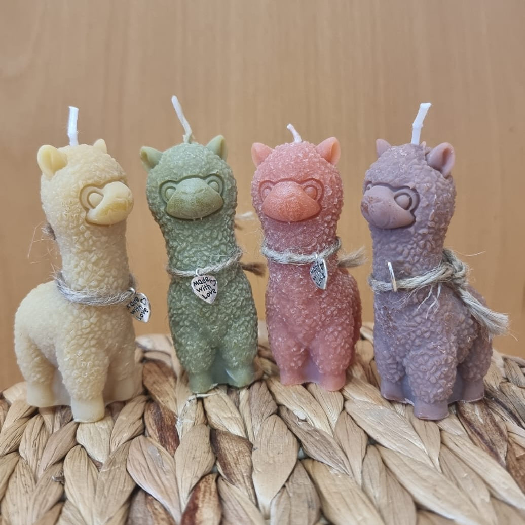 Bienenwachskerze „Schutz-Alpaka“ – Handgefertigt & Regional