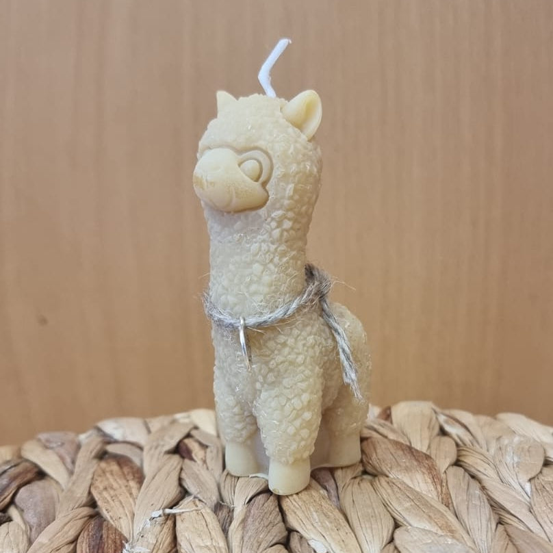 Bienenwachskerze „Schutz-Alpaka“ – Handgefertigt & Regional