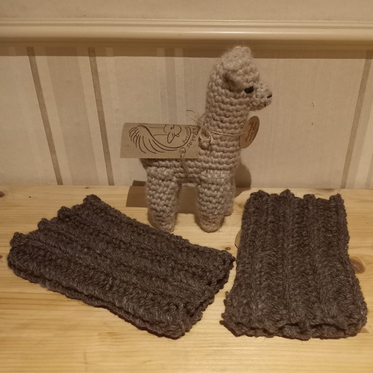 Pulswärmer rosegrey handgesponnen und gehäkelt