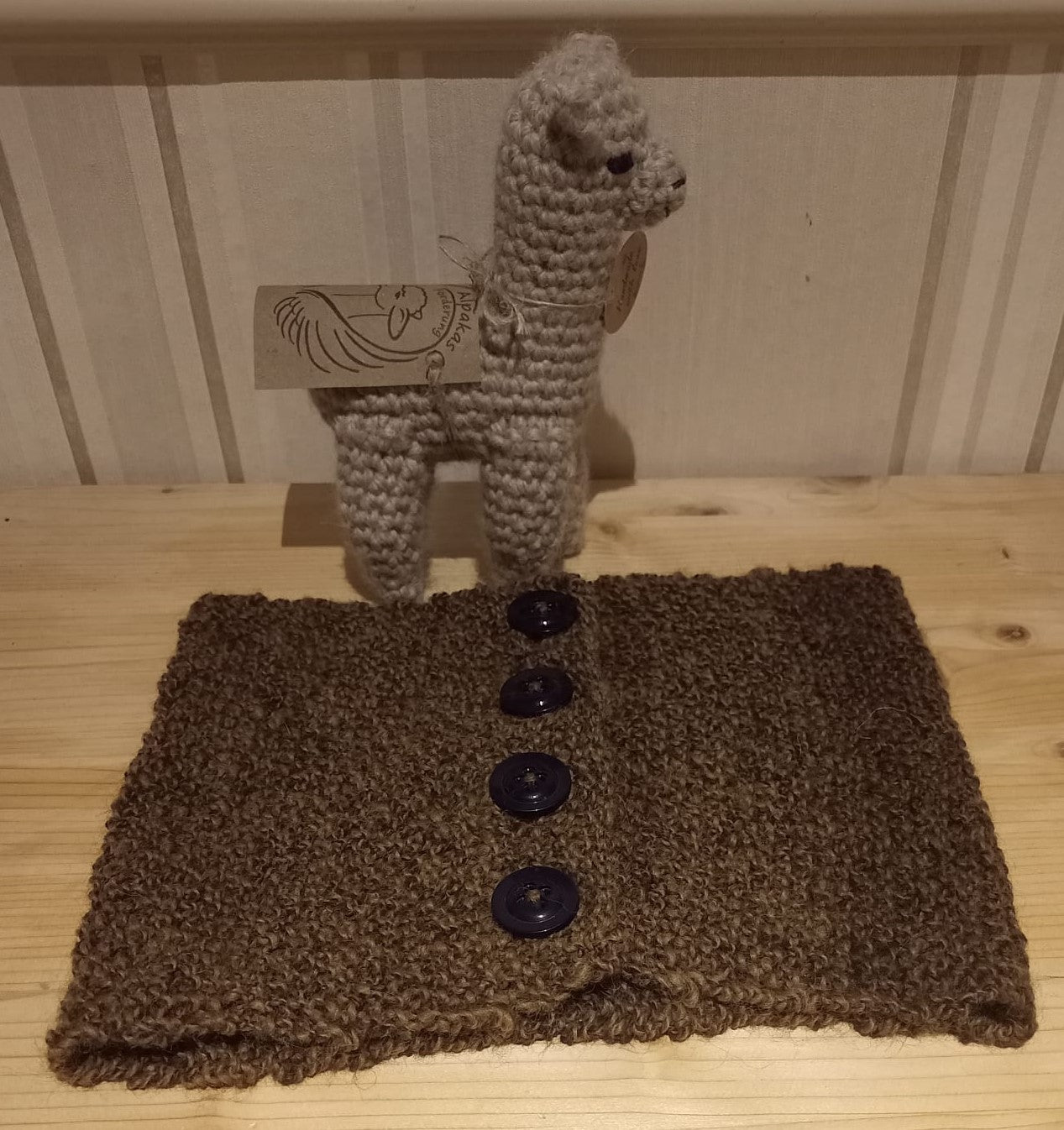 Schal mit Knöpfen braun handgesponnen und gestrickt