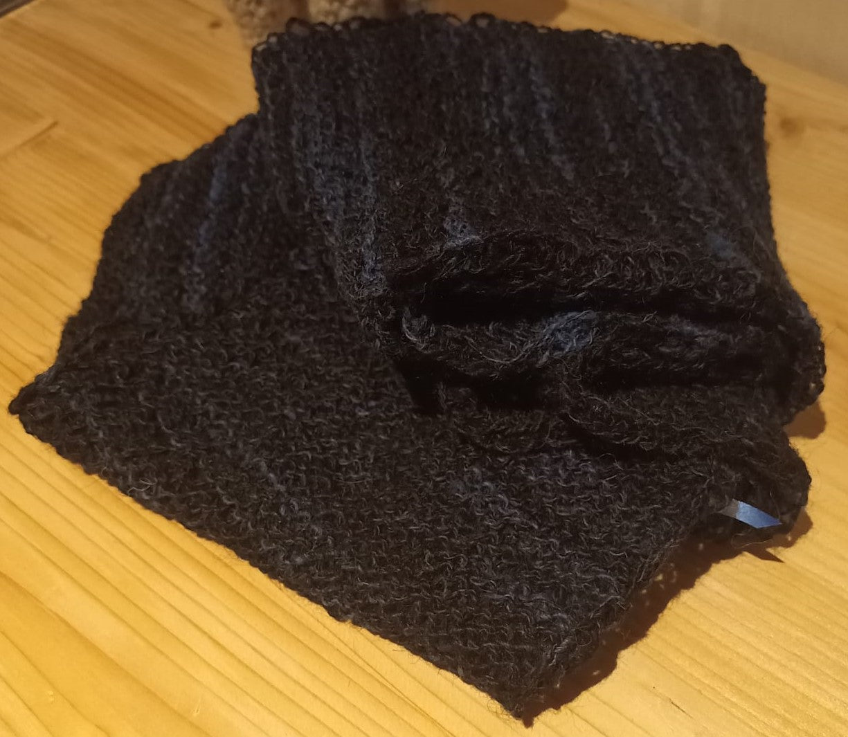 Schal schwarz/blau handgesponnen und gestrickt