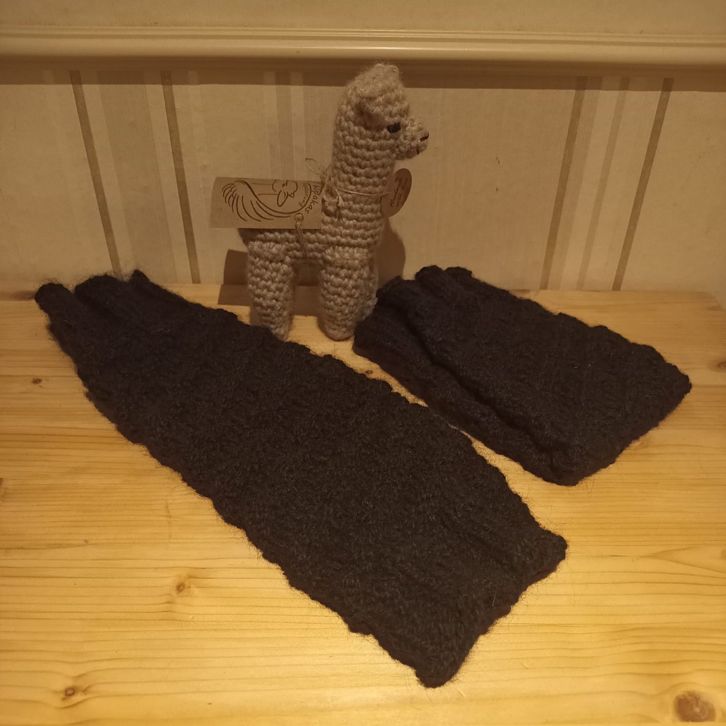 Stulpen schwarz handgesponnen und gestrickt