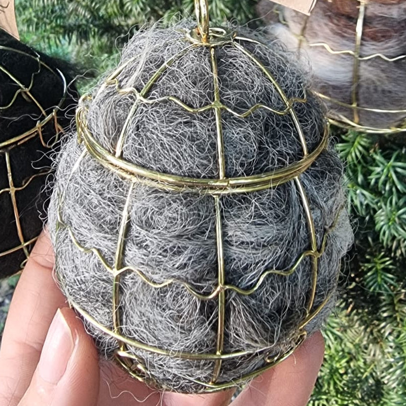 Nist-Kugel für Vögel mit naturbelassener Alpakawolle