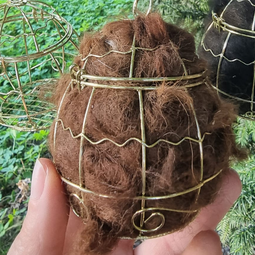 Nist-Kugel für Vögel mit naturbelassener Alpakawolle