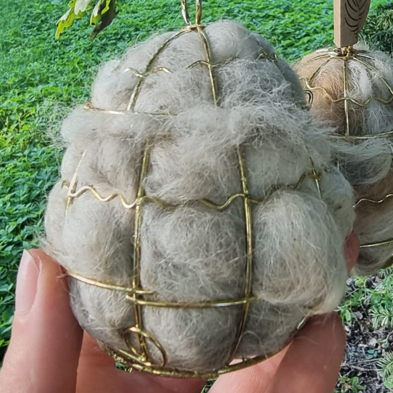 Nist-Kugel für Vögel mit naturbelassener Alpakawolle