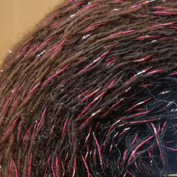 Safir+Rasmus+Bellis Vlies - Handversponnen: 95% Alpaka mit Glitzer Garn (280m/100g)