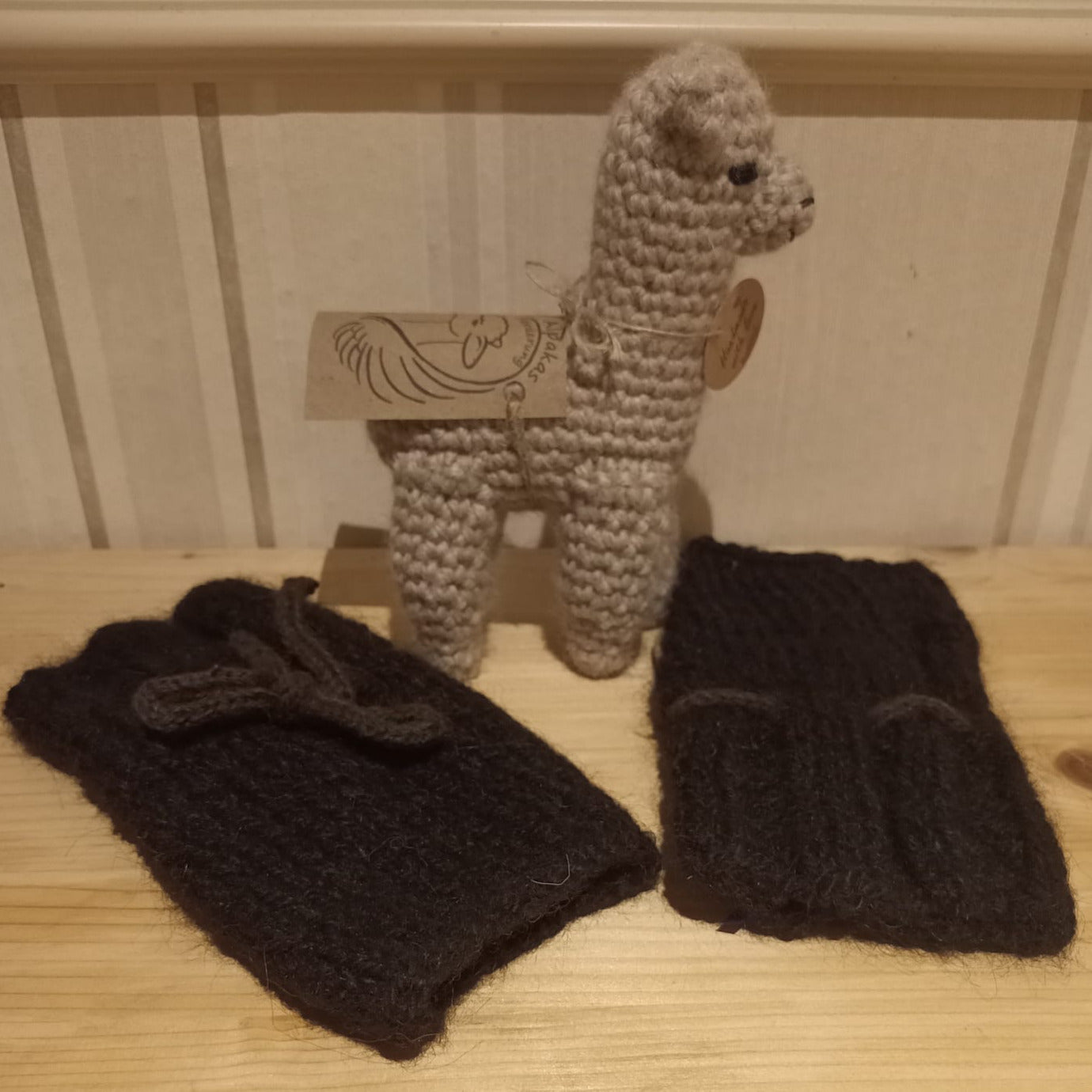 Pulswärmer schwarz handgesponnen und gestrickt