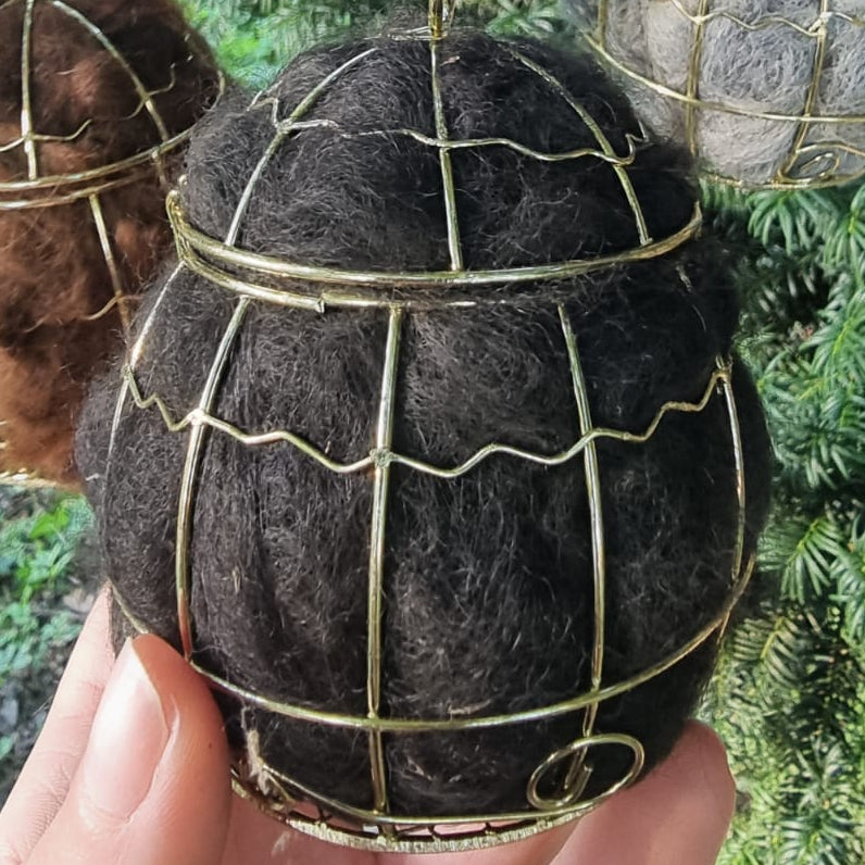 Nist-Kugel für Vögel mit naturbelassener Alpakawolle