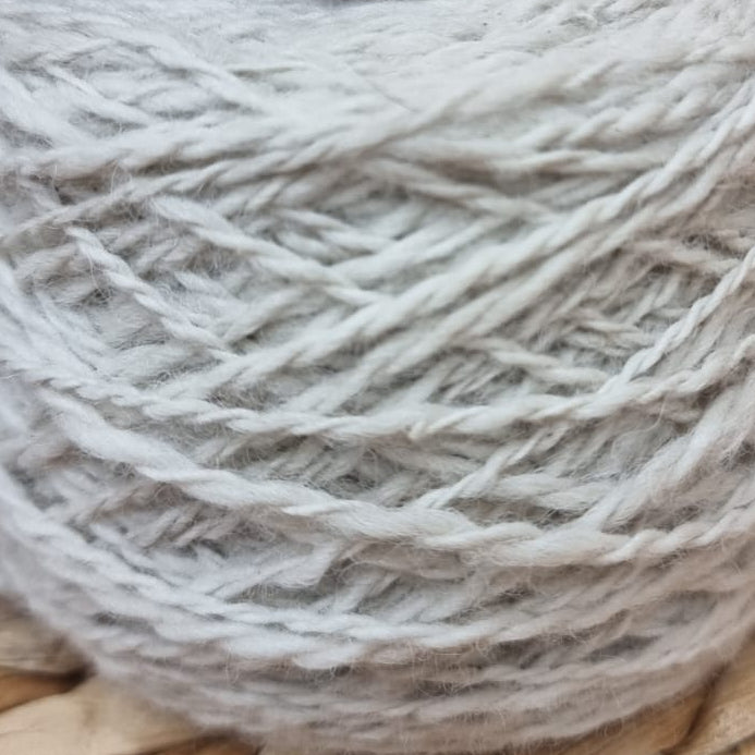 Trabants Vlies – Handversponnen: 100% Alpaka-Garn (150m/100g)